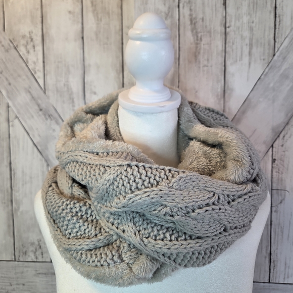 UGG Cream Cable Knit Beanie and Scarf Set - Picture 5 of 6